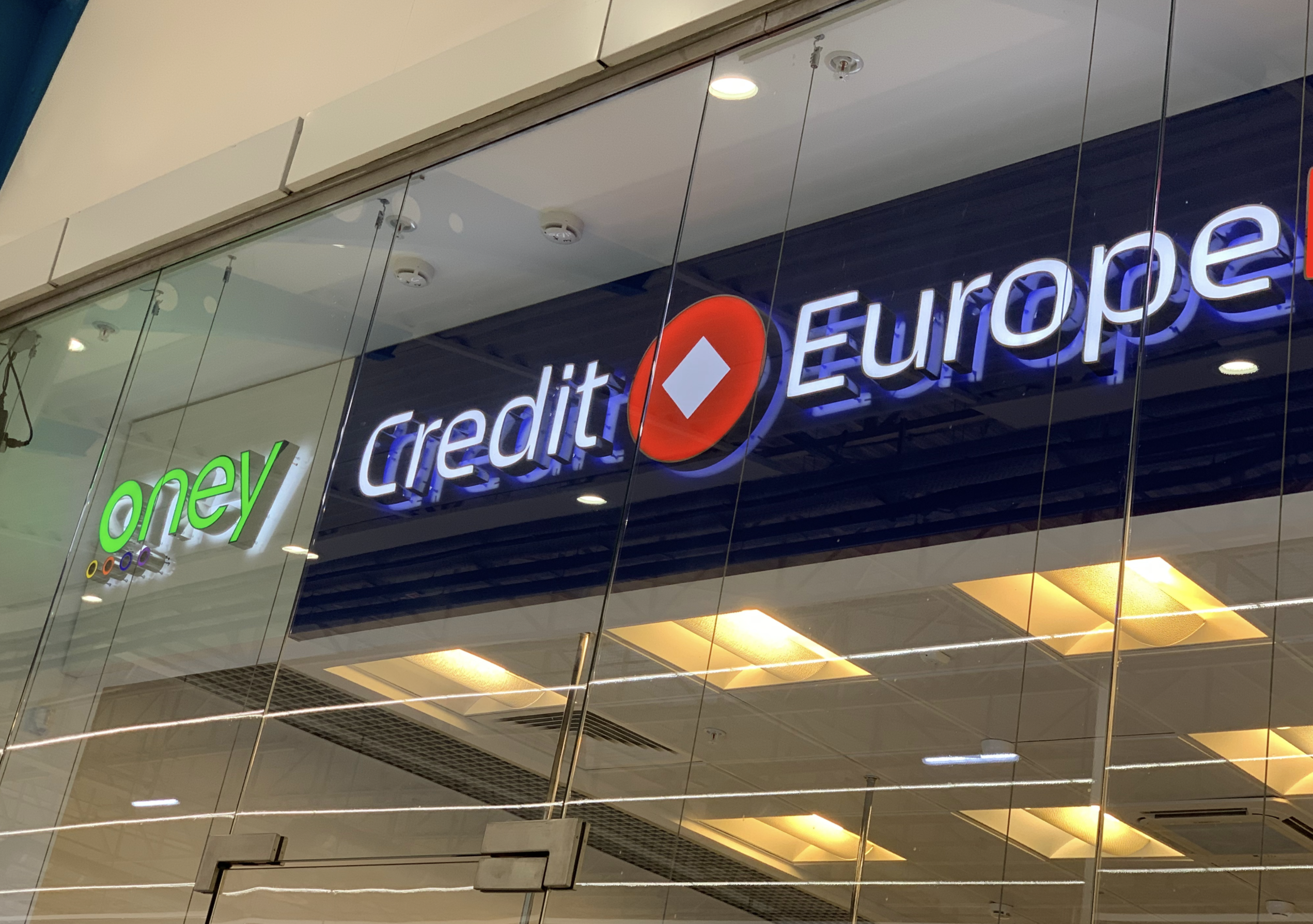 Вывеска с объёмными буквами для банка Credit Europe изготовлена в Москве компанией PrintPro
